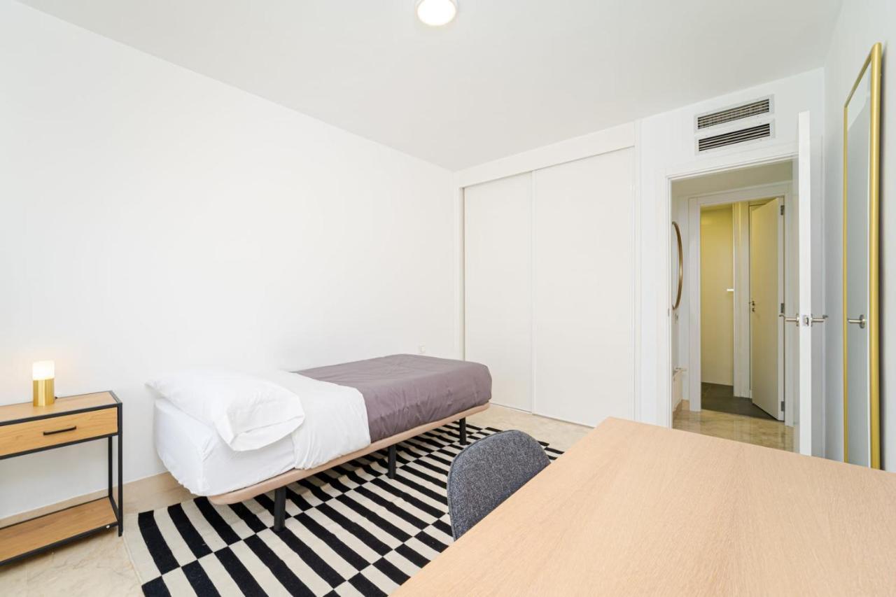 Huertas - Modern In Conde Orgaz Madrid